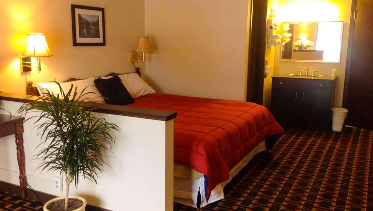 Colonial Hotel